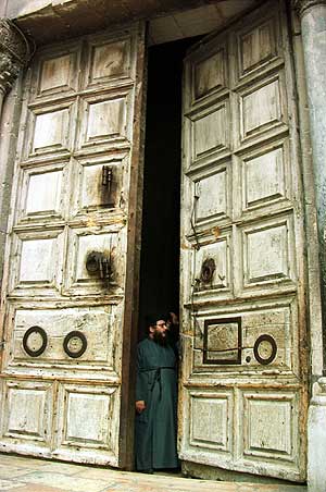 Un religioso cierra las puertas del templo en 1999. (Foto: AP)