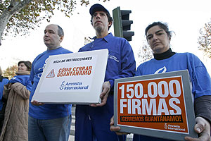 Entrega de firmas de Amnista en la Embajada de EEUU en Madrid. (Foto: EFE)