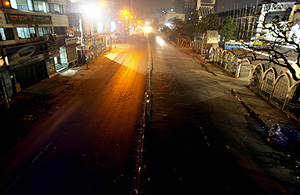 Una calle de Dhaka desierta tras entrar en vigor el toque de queda nocturno. (Foto: AFP)