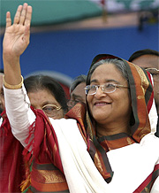 Sheikh Hasina, lder de la Liga Awami, saluda a sus seguidores. (Foto: REUTERS)