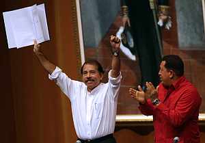 Ortega celebra la firma de adhesin al ALBA. (Foto: AFP)