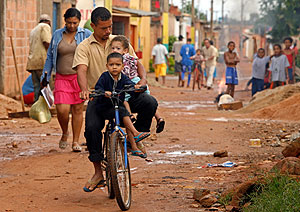 Habitantes de la favela 'Estructural' en Brasilia. (Foto: AP)