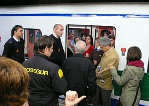 La Polica Nacional desaloja un vagn del Metro de Madrid. (Foto: EFE)
