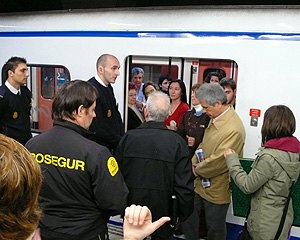 Momento del desalojo de uno de los vagones del metro en Conde de Casal. (Foto: EFE)