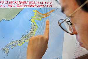 Un responsable de la Agencia de Meteorologa de Japn seala las zonas en alerta. (Foto: AFP)