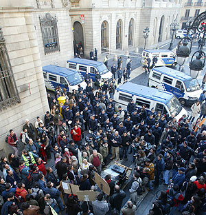 La policía impide el acceso a la plaza a los manifestantes. (Foto: Antonio Moreno)