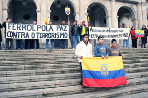 Un grupo de ecuatorianos, durante la manifestacin en Ferrol. (Foto: EFE)