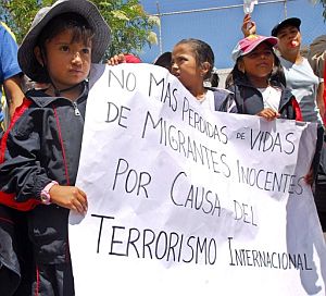 Un grupo de nios, con una pancarta contra el terrorismo en Quito. (Foto: EFE)