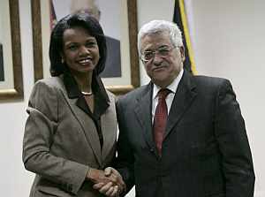 La secretaria de Estado de EEUU, Condoleezza Rice, estrecha la mano con el presidente de la Autoridad Nacional Palestina (ANP), Mahmud Abas. (Foto: EFE)