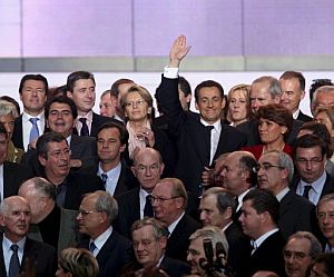 Sarkozy y otros destacados miembros de su partido saluda a la multitud tras su discurso. (Foto: EFE)