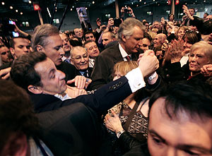 Sarkozy y Villepin, abrindose paso ante la multitud. (Foto: AFP)