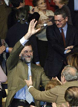 Mariano Rajoy, seguido de Gallardn, en el acto de proclamacin de candidatos de Madrid. (Foto: EFE)