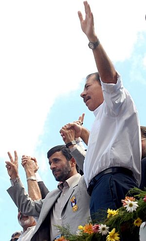 Ortega (en primer plano) y Ahmadineyad saludan a sus seguidores. (Foto: EFE)