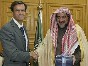 Lpez Aguilar saluda al ministro saud de Asuntos Religiosos. (Foto: EFE)