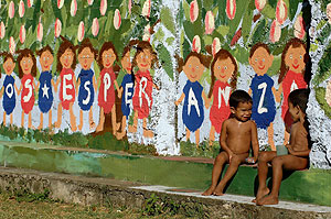 Dos nios juegan en la ciudad de Managua, Nicaragua. (Foto: EFE)