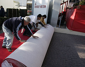 Operarios colocan la alfombra roja en el hotel Beverly Hilton de Los ngeles. (Foto: AP)