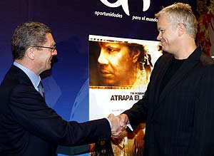 El alcalde de Madrid, Alberto Ruiz-Gallardn, saluda al actor Tim Robbins. (Foto: EFE)