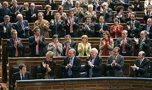 Los diputados socialistas aplauden al presidente Zapatero. (Foto: EFE)