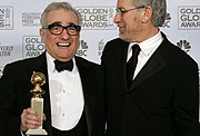 Martin Scorsese celebra su premio con Steven Spielberg. (Foto: AP)