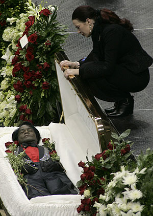 La compaera de James Brown contempla su cadver en el funeral. (Foto: REUTERS)