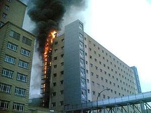Vista del incendio declarado en el hospital. (Foto: EFE)