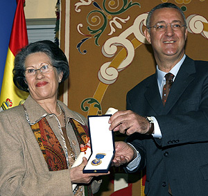 Jesa Caldera entrega la Medalla de Oro al Mrito en el Trabajo a Dolores Rasero. (Foto: EFE)