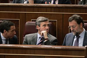 Zaplana habla con Rajoy en el Pleno extraordinario. (Foto: EFE)