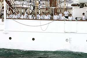 Parte de la tripulacin del 'Juan Sebastin de Elcano', formada en cubierta, en el puerto de Las Palmas. (Foto: EFE)