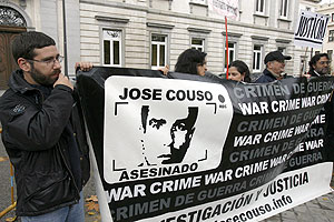 Concentración de familiares y compañeros de Couso ante el Supremo el pasado mes de diciembre. (Foto: EFE)