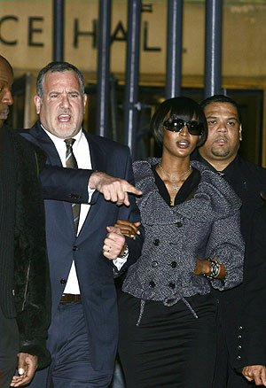 Naomi Campbell con sus abogados, a la salida del tribunal criminal de Manhattan. (Foto: REUTERS)