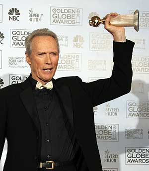 Clint Eastwood sostiene el Globo de oro ganado por su pelcula 'Cartas desde Iwo Jima'. (Foto: AP)