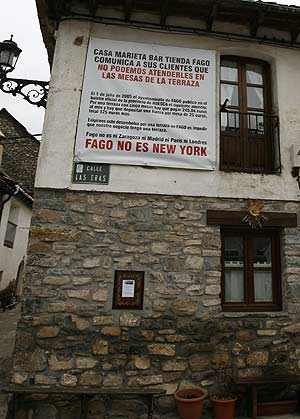 Pancarta en el bar de Fago protestando por los impuestos de la terraza. (Foto: Begoa Rivas)