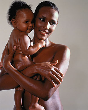 Foto de 1998 de la modelo somal, que fue sometida a la ablacin, con su hijo en brazos. (Foto: Mark Arbeit | CORBIS OUTLINE)