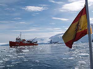 El 'Las Palmas', cuando desembarcbamos hacia la base argentina Primavera, en Caleta Cierva, ya en el continente Antrtico. (Foto: J.C. Garca)