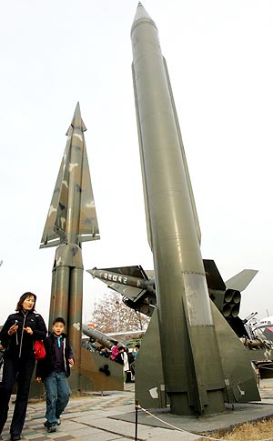 Un misil Scud-B norcoreano, dcha., junto a otros proyectiles surcoreanos en Sel. (Foto: AP)
