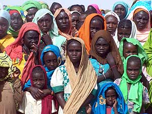 Un grupo de desplazados sudaneses de Darfur. (Foto: AFP)