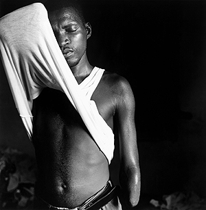 Imagen de la serie 'Vivir amputado, Sierra Leona'. (Foto: Yanis Kontos).