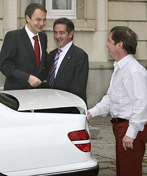 Zapatero saluda al taxista que acerc a Revilla (en el centro) a La Moncloa. (Foto: EFE)