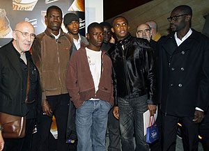 El jugador del Barça Samuel Eto'o y Antonio Miró posan junto a los inmigrantes tras el desfile. (Foto: EFE)