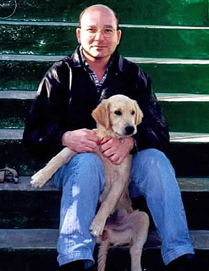 Joaqun Bermdez Leal fotografiado junto a un perro. (Foto: VG)