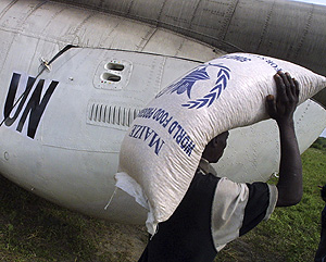 Un operario acarrea comida de la ONU. (Foto: REUTERS)