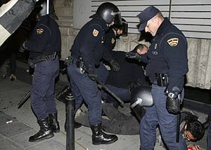 Un momento de las cargas policiales en la manifestacin del da 25 de diciembre en Madrid. (Foto: EFE)