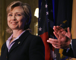 Hillary Rodham Clinton, aplaudida tras un discurso en la 'Asociacin para un mejor Nueva York'. (Foto: AP)