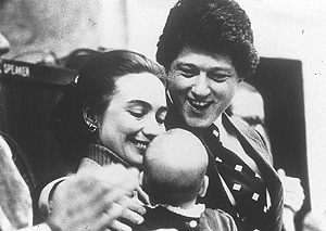 Foto de archivo del matrimonio Clinton con su hija Chelsea, cuando era un beb. Imagen de la serie 'Los Clinton: ascenso al poder' del programa de televisin Documana.