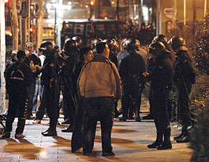 Antidisturbios en una de las calles de Alcorcón. (Foto: EFE)