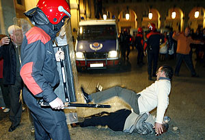 Dos personas caen al suelo tras forcejear con la Ertzaintza en San Sebastin. (Foto: EFE)