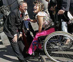 Caldera bromea con una discapacitada el da de la aprobacin de la ley. (Foto: EFE)