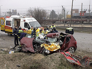 Estado del coche tras el accidente que ha costado la vida a un joven de 27 aos. (Foto: Emergencias Madrid)