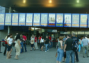 Cola de espectadores a las puertas de los cines. (Foto: Antonio Heredia)