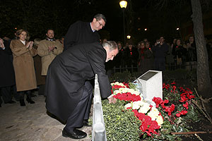 Alberto Ruiz-Gallardn y Jaime Mayor Oreja, en la ofrenda floral en Madrid. (Foto: Carlos Miralles)